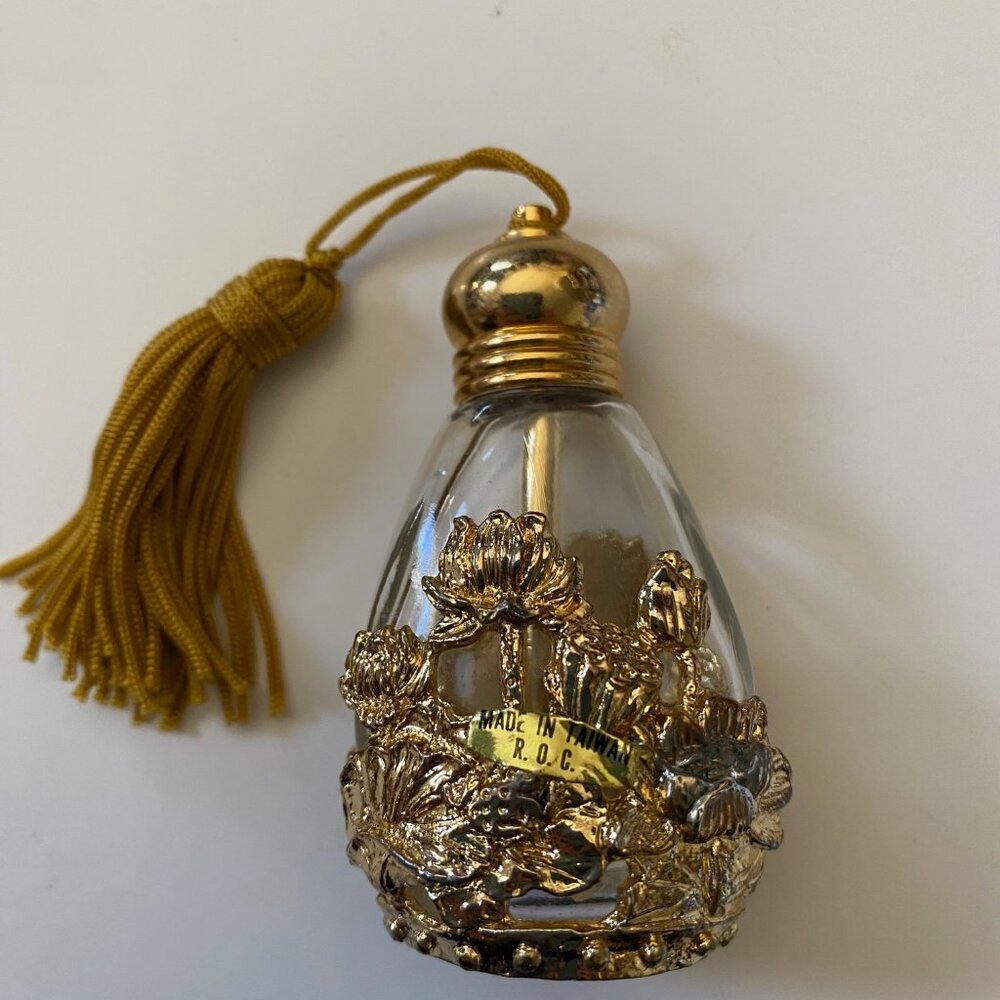 Perfume decanter glass with floral cover